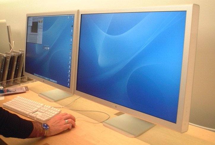 dual_apple_monitors.jpg
