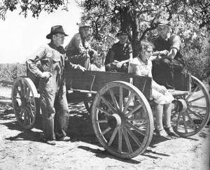 738px-Arthur_Rothstein_Family_in_a_wagon_Lee_County_August_1935