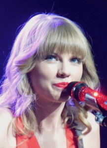 Swift_performs_in_St._Louis,_Missouri_in_2013